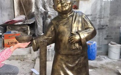 街道玻璃钢仿铜民俗小品店小二人物雕塑