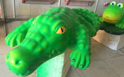 游乐场摆放的玻璃钢卡通鳄鱼雕塑