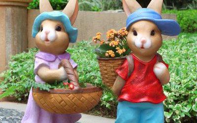 玻璃钢彩绘户外田园背着竹篮的兔子雕塑