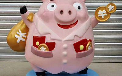 商场一只玻璃钢卡通搞怪猪雕塑