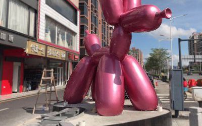 大型商场门口摆放的玻璃钢创意气球狗雕塑