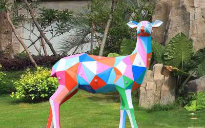 公园玻璃钢彩绘独自行走的母鹿雕塑