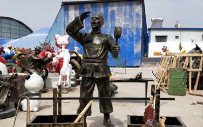 步行街卖货郎人物玻璃钢仿铜雕塑