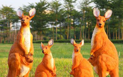 公园草坪站立四只玻璃钢彩绘袋鼠雕塑