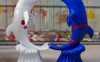 影院摆放一对玻璃钢卡通海豚雕塑