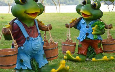 游乐场两只玻璃钢彩绘青蛙雕塑