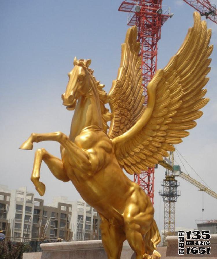 广场上摆放玻璃钢漆金飞马雕塑 广场上摆放玻璃钢漆金飞马雕塑