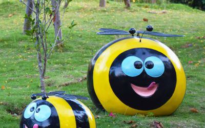 园林户外卡通一大一小蜜蜂摆件玻璃钢雕塑