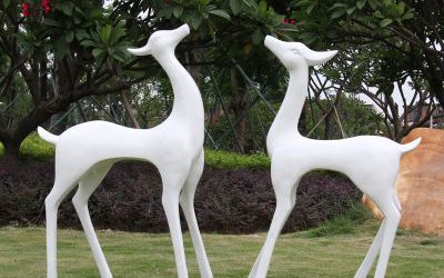 公园草坪玻璃钢彩绘创意两只抽象鹿雕塑