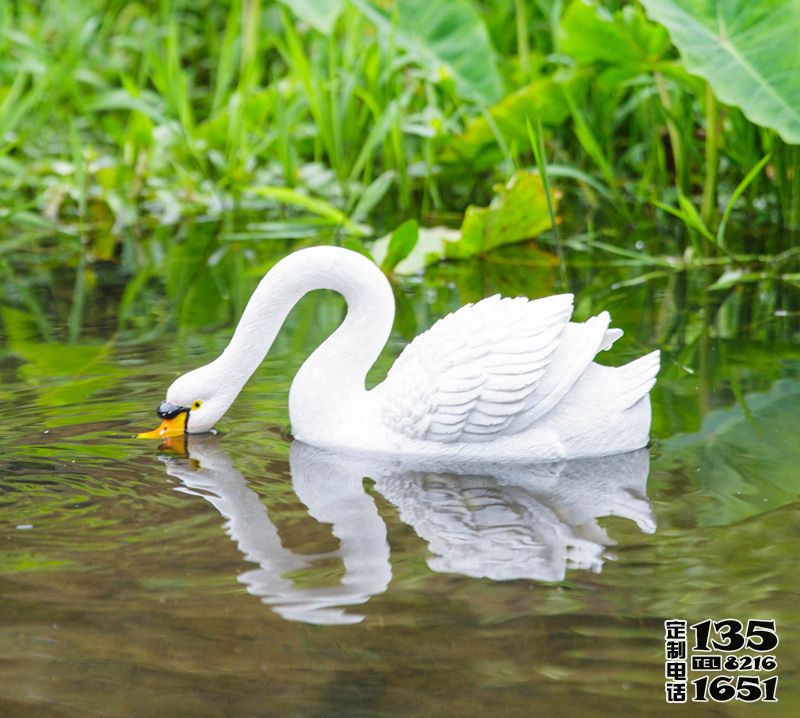 创意景观池塘里觅食的仿真天鹅雕塑