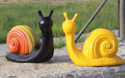 户外游乐场摆放的玻璃钢卡通蜗牛雕塑