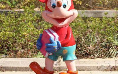 游乐场摆放的一只玻璃钢卡通彩绘米老鼠雕塑