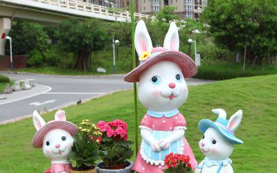 公园草坪摆放的玻璃钢卡通彩绘兔子雕塑