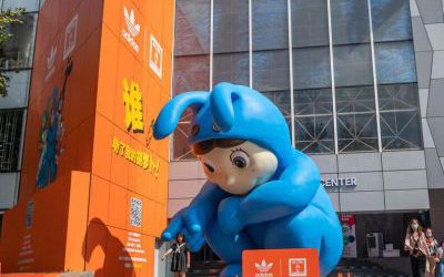 街道创意玻璃钢彩绘卡通人物景观雕塑