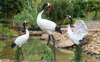 玻璃钢彩绘仿真动物景观装饰品池塘边上的丹顶鹤雕塑