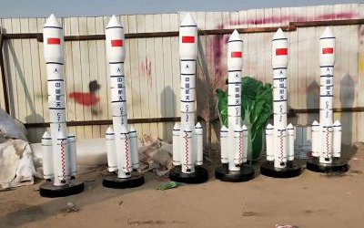 展览馆里摆放的玻璃钢卡通火箭雕塑