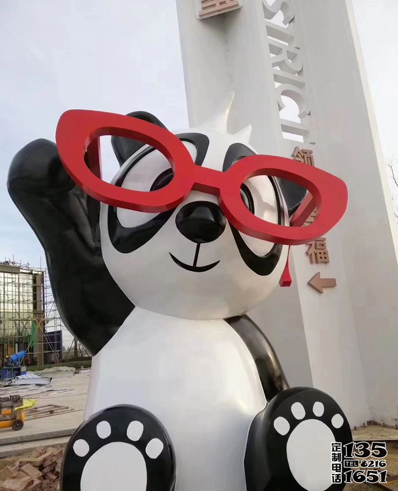 酒店公园商场摆放的戴眼镜熊猫卡通玻璃钢雕塑 酒店公园商场摆放的戴眼镜熊猫卡通玻璃钢雕塑