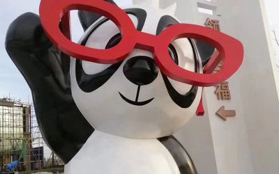 酒店公园商场摆放的戴眼镜熊猫卡通玻璃钢雕塑