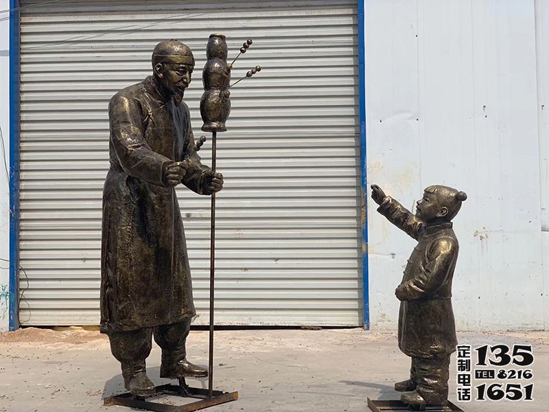 城市广场摆放玻璃钢仿铜民俗人物情景卖糖葫芦雕塑
