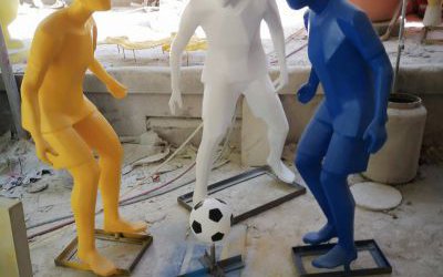 公园摆放抽象踢足球人物玻璃钢雕塑