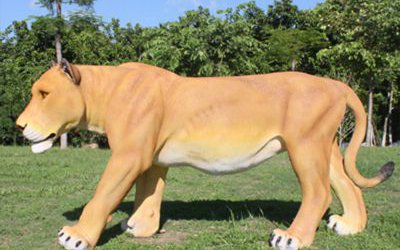 户外草坪玻璃钢仿真动物行走的狮子雕塑