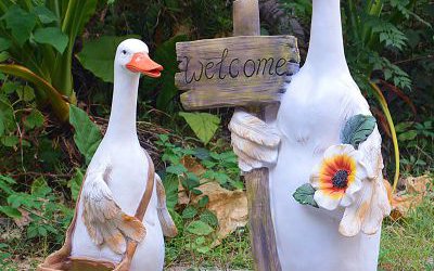 公园路边摆放的创意玻璃钢卡通鸭子雕塑