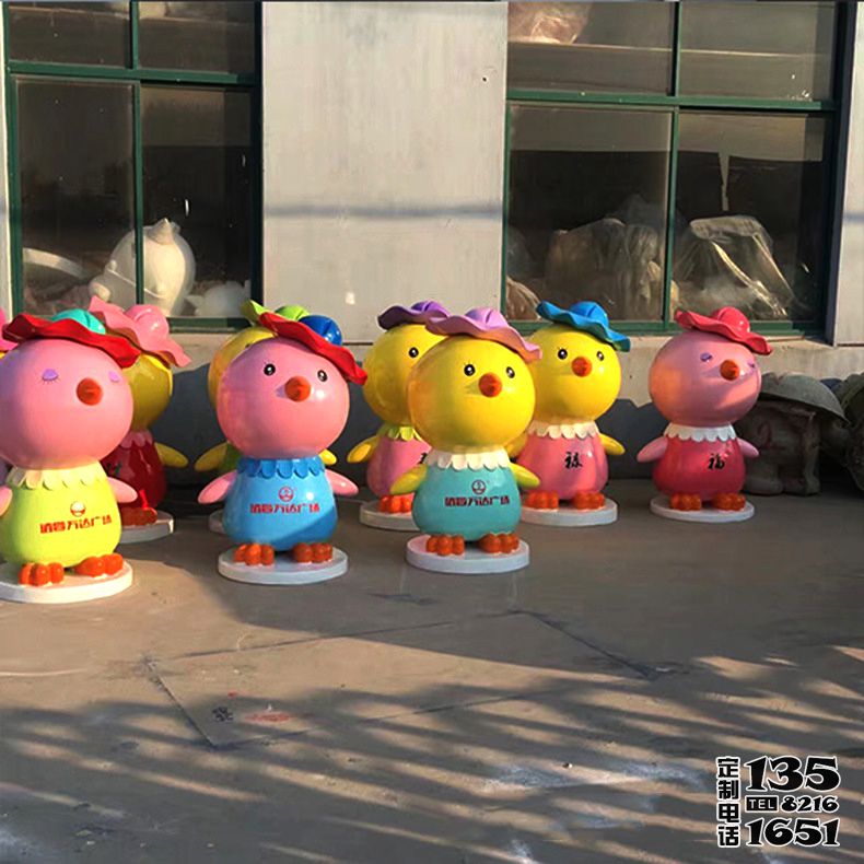 公园里街道边摆放的五颜六色的玻璃钢卡通鸡雕塑 公园里街道边摆放的五颜六色的玻璃钢卡通鸡雕塑