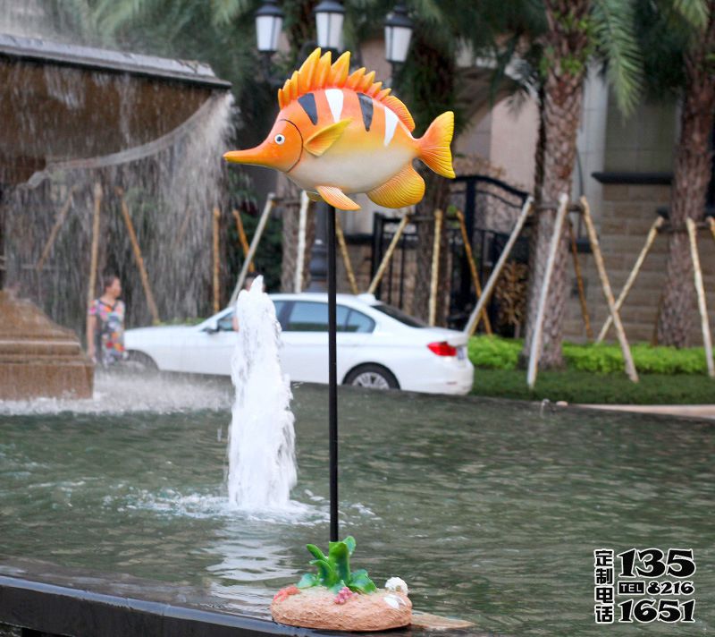 酒店喷泉一只玻璃钢彩绘卡通鱼雕塑 酒店喷泉一只玻璃钢彩绘卡通鱼雕塑