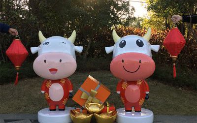 户外公园两只玻璃钢可爱卡通的牛雕塑