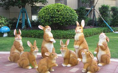 小区路边一群可爱的玻璃钢仿真兔子雕塑
