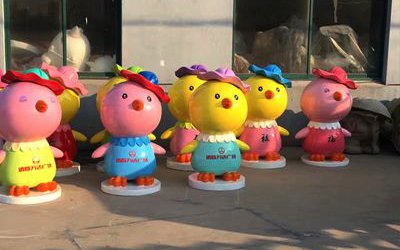 公园里街道边摆放的五颜六色的玻璃钢卡通鸡雕塑