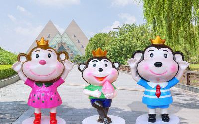 街道公园摆放的三只玻璃钢彩绘猴子雕塑