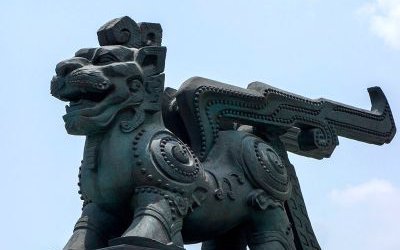 户外摆放的大型玻璃钢仿铜创意獬豸雕塑