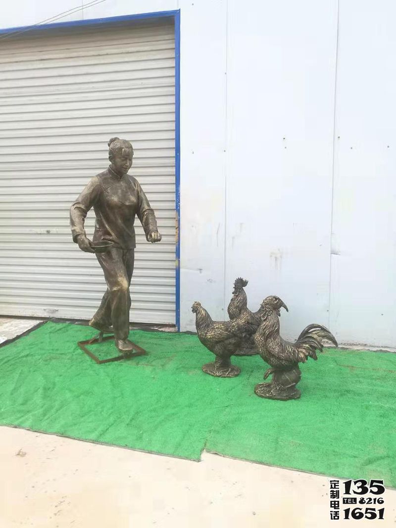 民俗户外庭院玻璃钢仿铜喂鸡雕塑 民俗户外庭院玻璃钢仿铜喂鸡雕塑