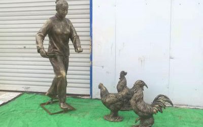 民俗 户外庭院玻璃钢仿铜喂鸡雕塑
