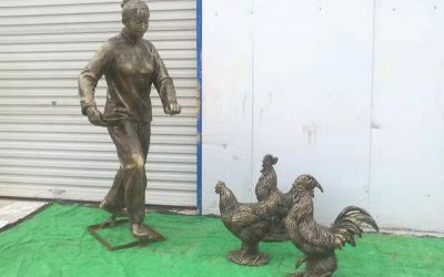 民俗户外庭院玻璃钢仿铜喂鸡雕塑