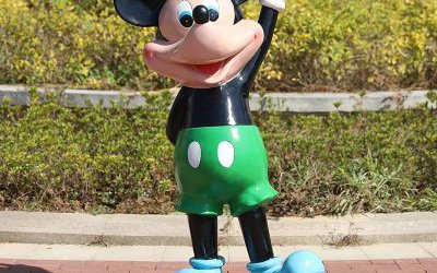 幼儿园一只举手的玻璃钢彩绘米老鼠雕塑