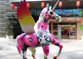 街道上摆放的玻璃钢彩绘飞马雕塑