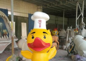 商场门口带厨师帽的玻璃钢彩绘鸭子雕塑
