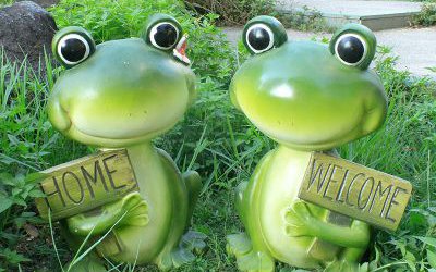 室内两只绿色玻璃钢卡通青蛙雕塑