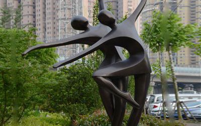 户外抽象跳舞人物玻璃钢仿铜雕塑