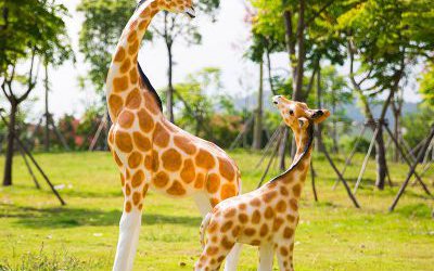 草坪玻璃钢彩绘回头望的长颈鹿雕塑