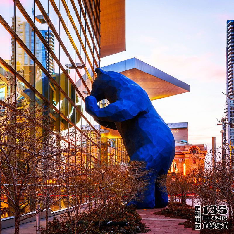 酒店户外大型蓝色几何把窗户玻璃钢熊雕塑