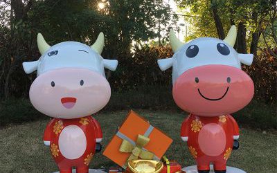 商场创意玻璃钢卡通彩绘奶牛雕塑