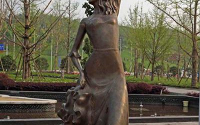 公园跳舞的西方女孩人物玻璃钢仿铜雕塑