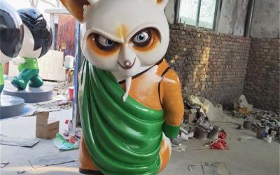 室内游乐园摆放卡通彩绘浣熊师傅玻璃钢雕塑