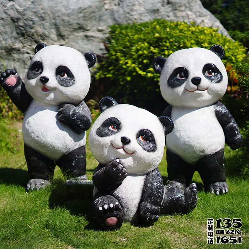 户外草坪摆放三只公仔玻璃钢熊猫雕塑