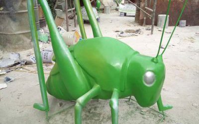 公园摆放的玻璃钢喷漆创意蚱蜢雕塑