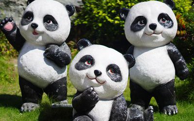 户外草坪摆放三只公仔玻璃钢熊猫雕塑