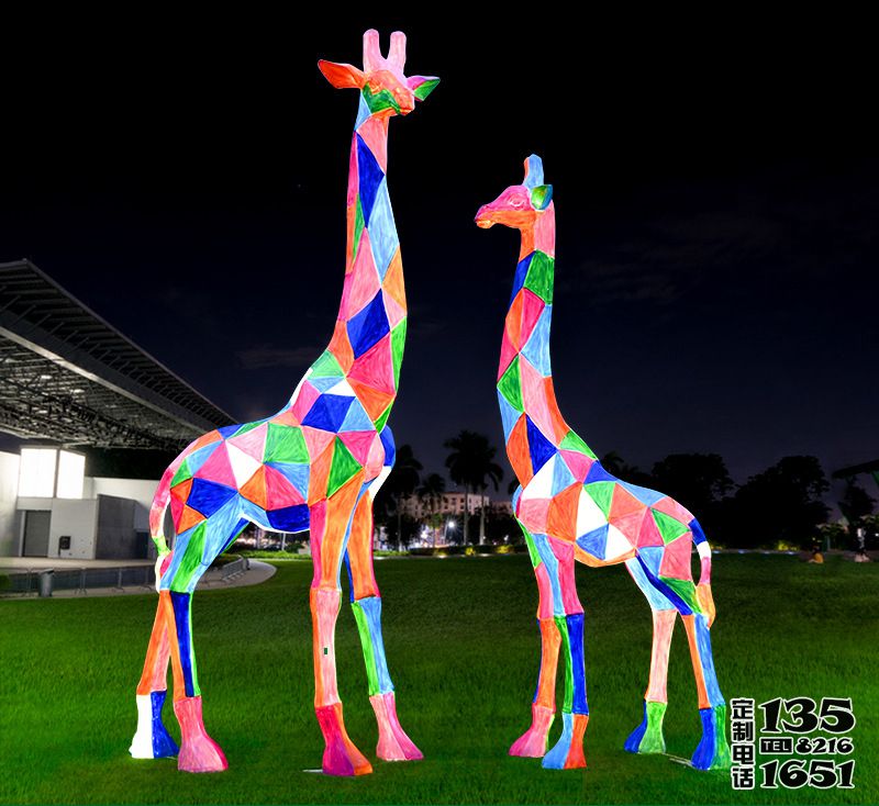 玻璃钢彩绘几何公园景区夜晚照明长颈鹿雕塑